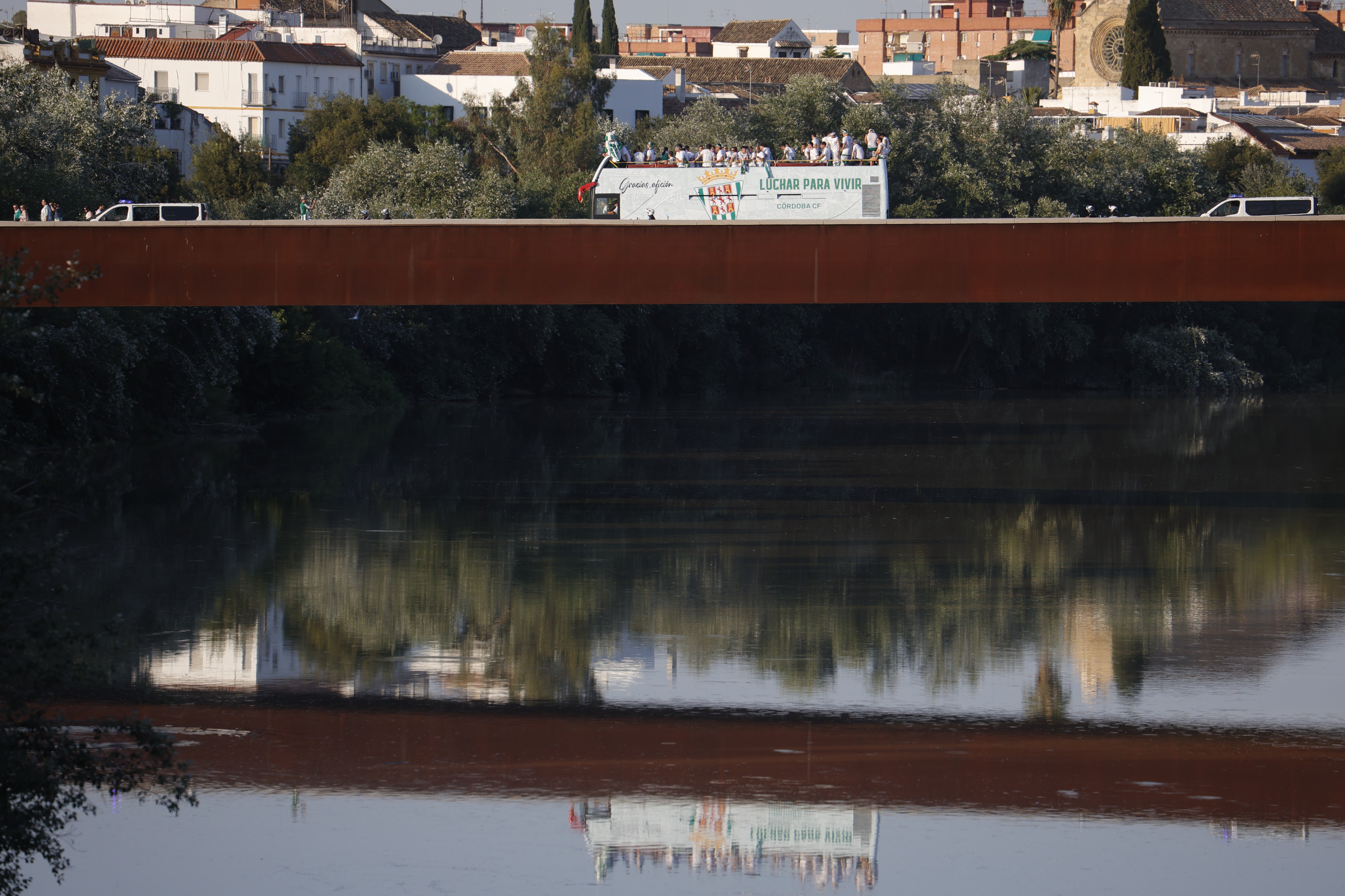 Las imágenes de la multitudinaria rúa del Córdoba CF por las calles