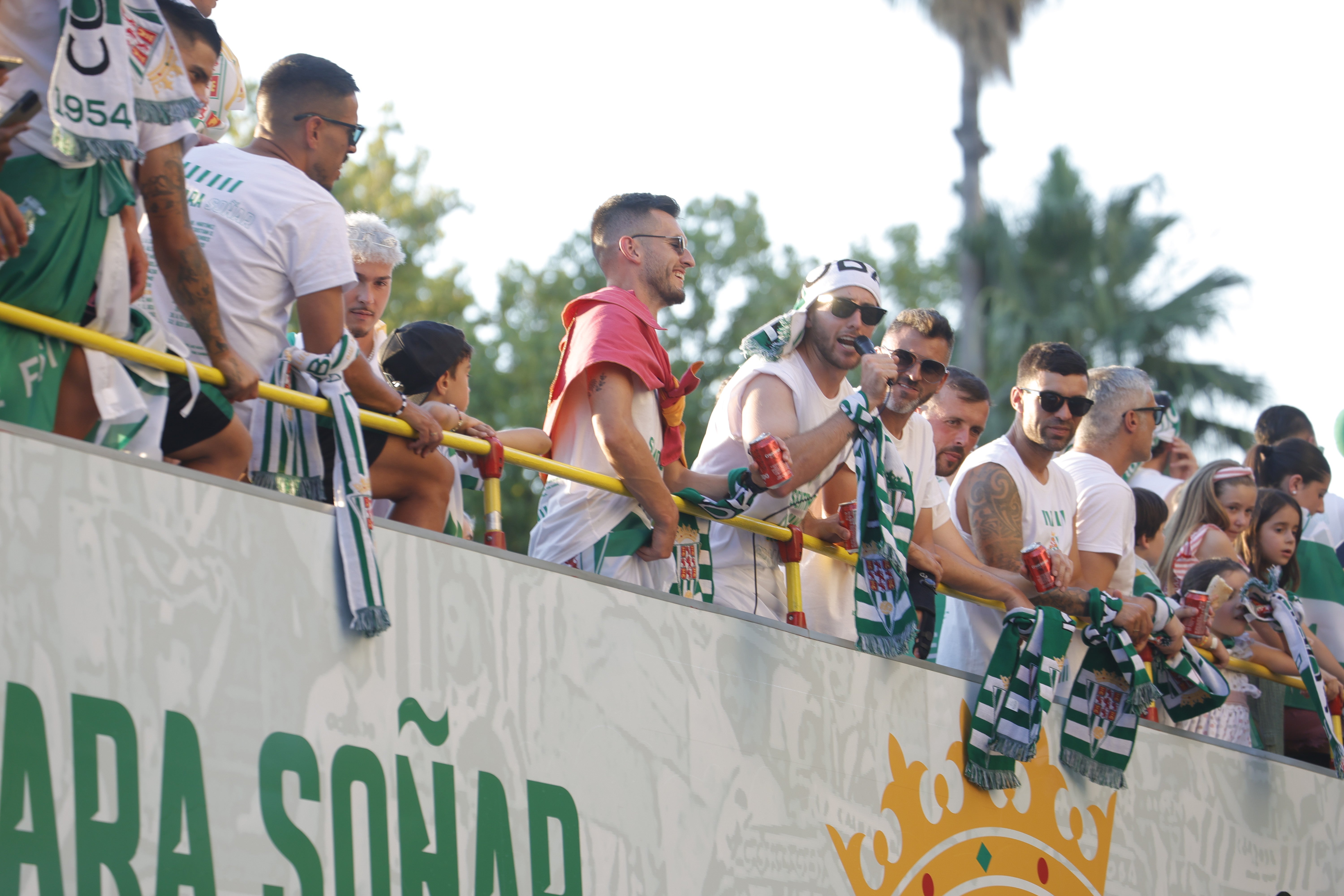 Las imágenes de la multitudinaria rúa del Córdoba CF por las calles