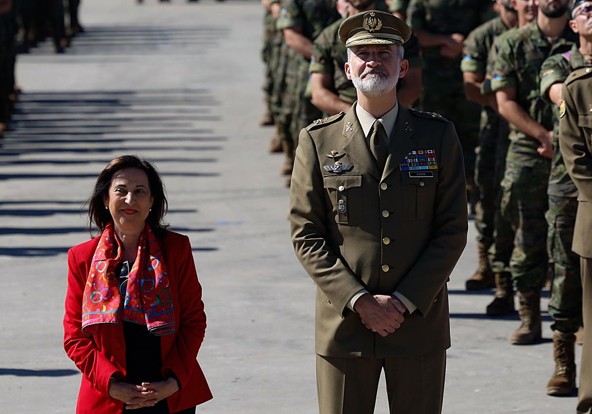 Margarita Robles, ministra de defensa, junto a Felipe VI en Letonia