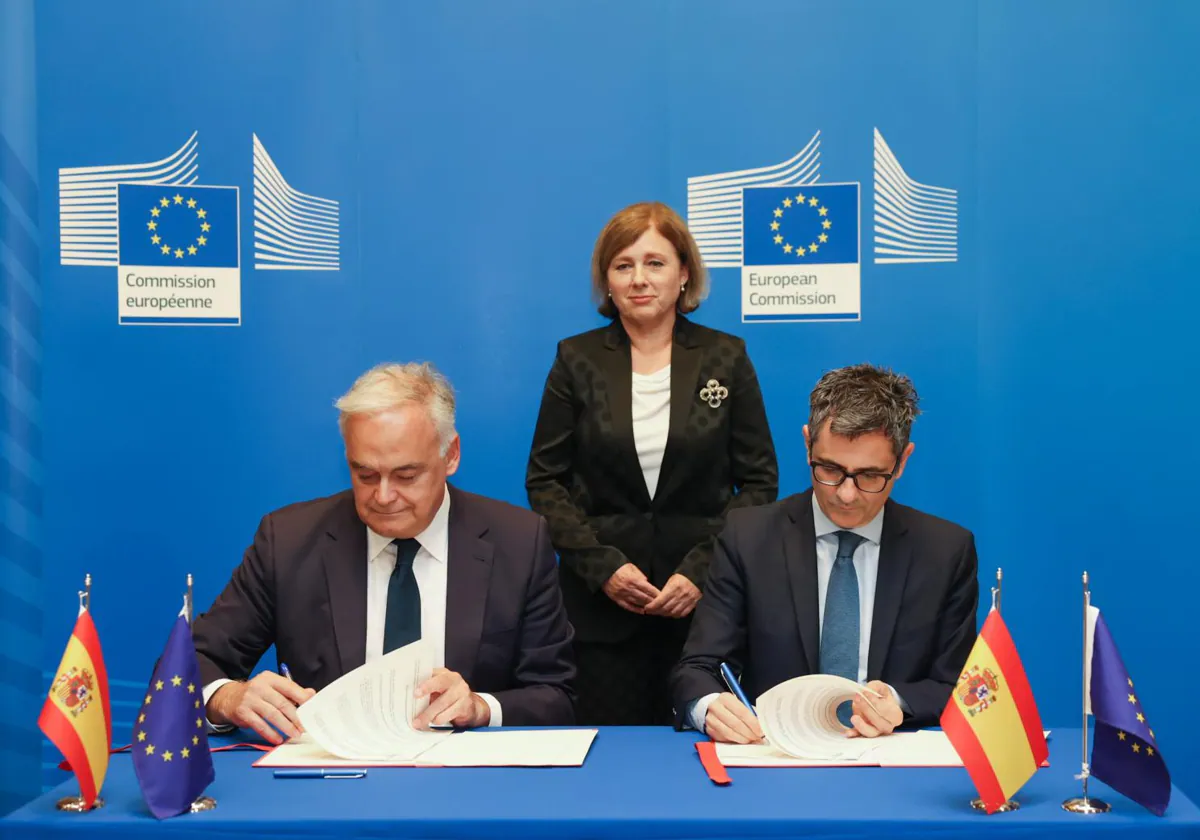 Esteban González Pons y Félix Bolaños durante la firma del acuerdo para la renovación del CGPJ, en el Parlamento Europeo