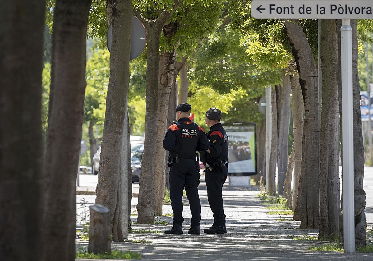 Dos agentes tras el tiroteo en el barrio de Font de la Pólvora (Gerona)