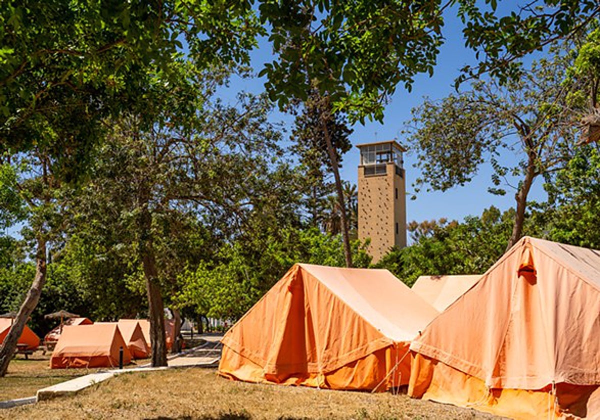 Tiendas de campaña del albergue de Aguadulce, uno en los que Inturjoven oferta sus campamentos de verano