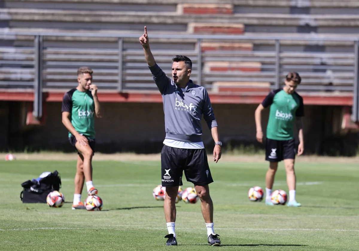 Iván Ania da instrucciones a sus jugadores durante un entrenamiento