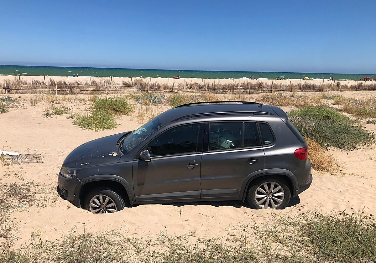 Imagen del coche atascado en las dunas de El Saler, en Valencia