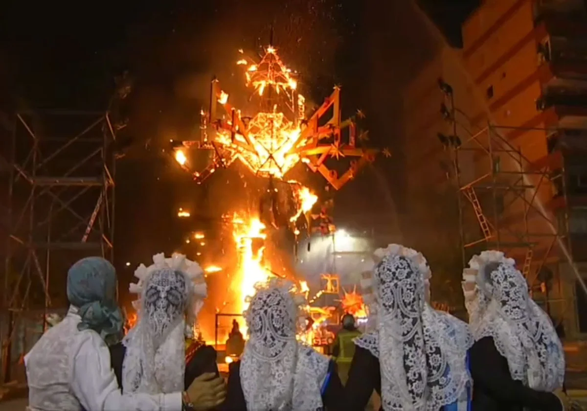 Imagen de la retransmisión de la Cremà de las Hogueras de Alicante