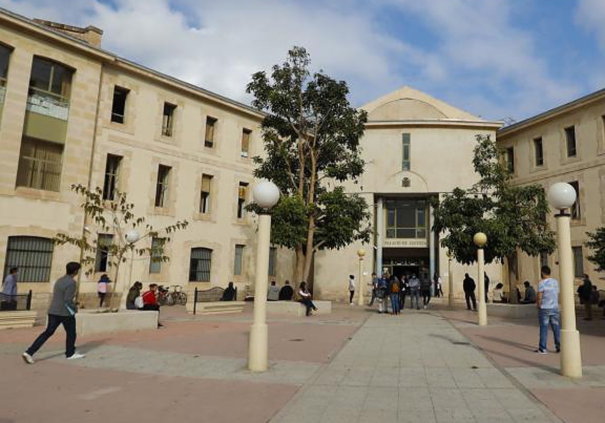 Acceso a los juzgados de Benalúa en Alicante.