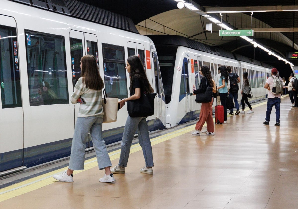 Usuarias de Metro toman un tren en una estación madrileña