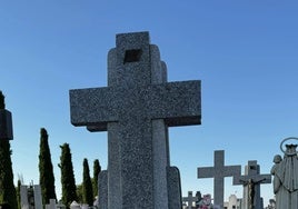 Nuevo robo en un cementerio de la provincia: Se llevan 85 crucifijos de bronce de Noblejas