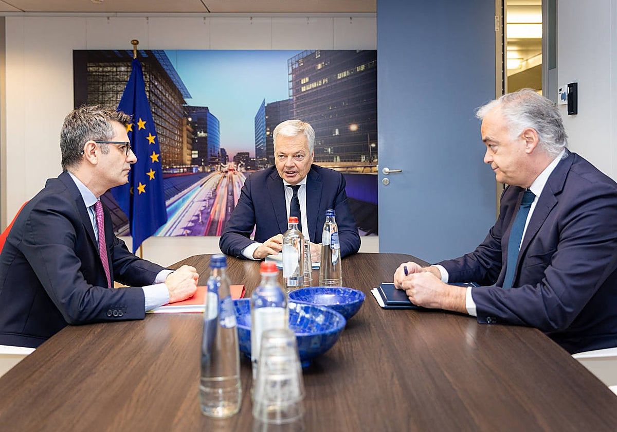 Félix Bolaños y Esteban González Pons, en una reunión anterior con el comisario de Justicia de la Unión Europea, Didier Reynders