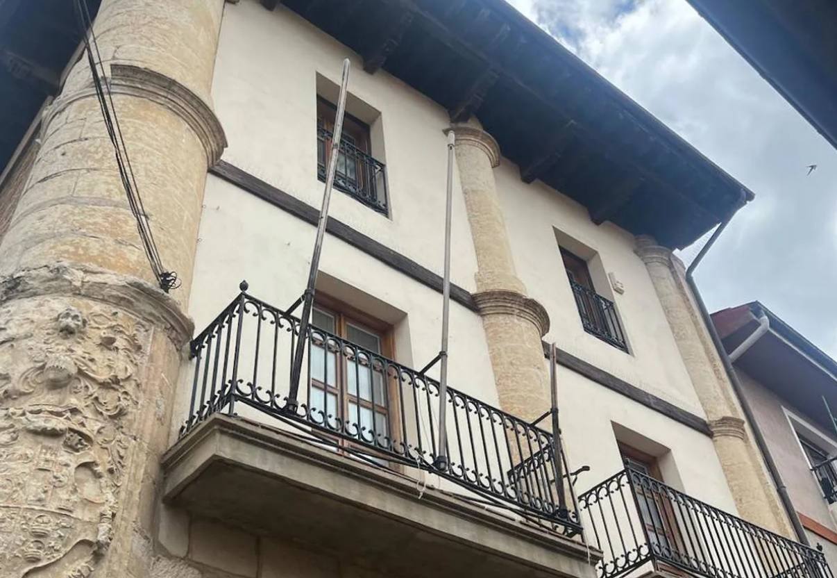 Fachada del Ayuntamiento de Treviño sin banderas tras haber retirado la ikurriña colocada