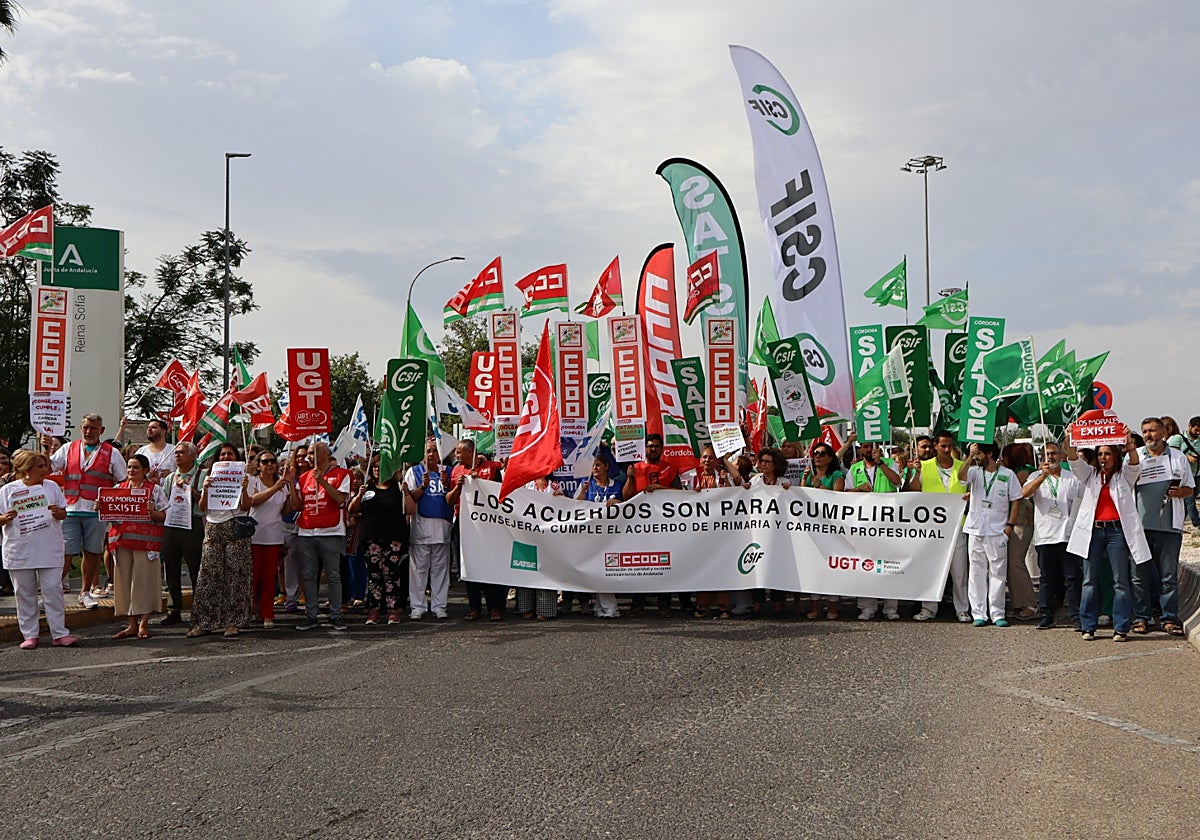 Manifestantes en los accesos del Hospital Reina Sofía de Córdoba