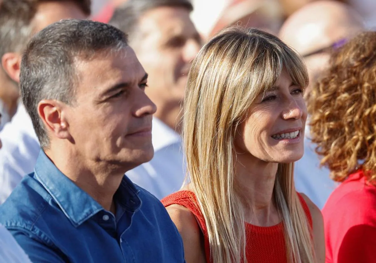 Pedro Sánchez junto a Begoña Gómez durante un mitin del PSOE