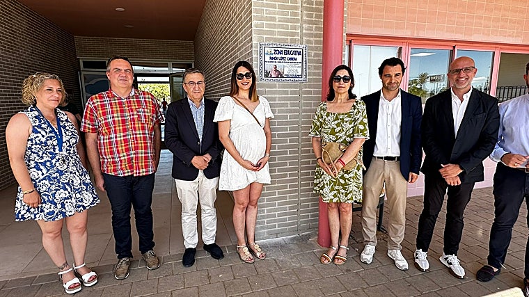 El conseller José Antonio Rovira (tercero por la izquierda), en un colegio de Torrevieja que ha cambiado la lengua base al castellano.