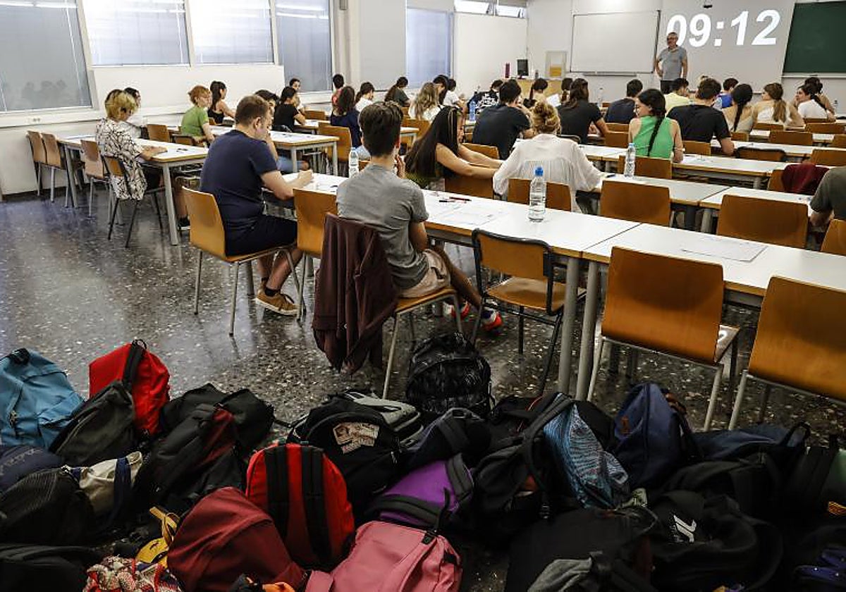 Estudiantes durante un examen en Valencia.