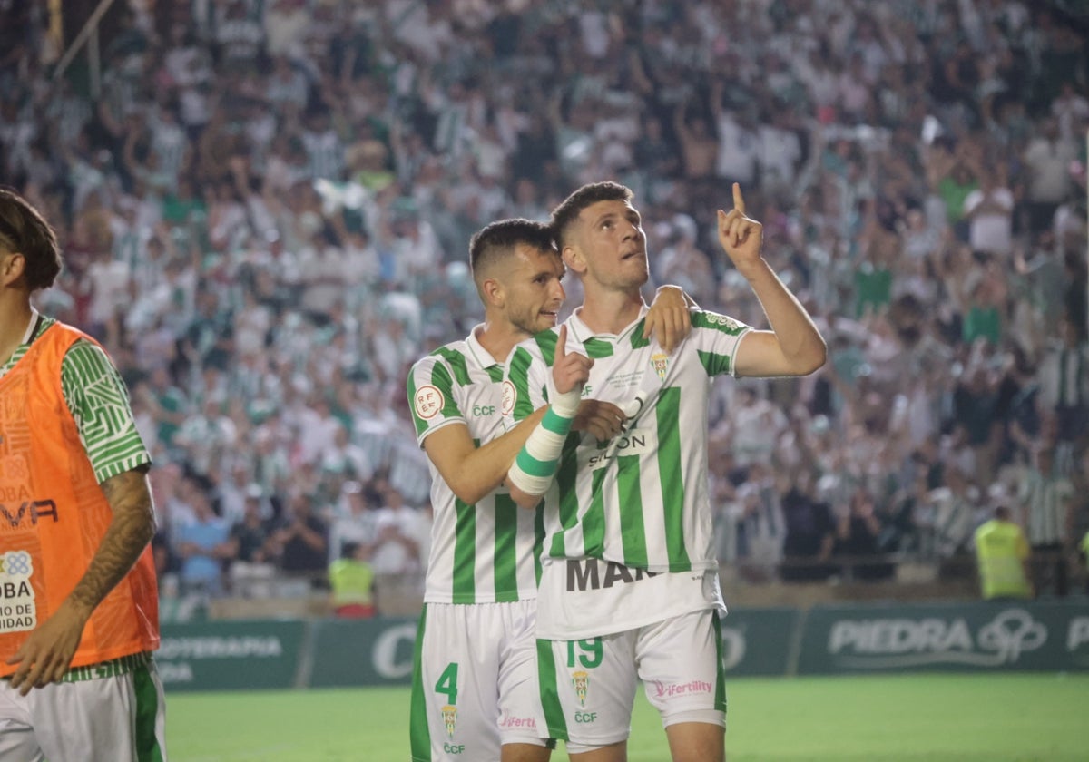 Alberto Toril y Lapeña celebran el gol del ascenso del Córdoba CF a Segunda