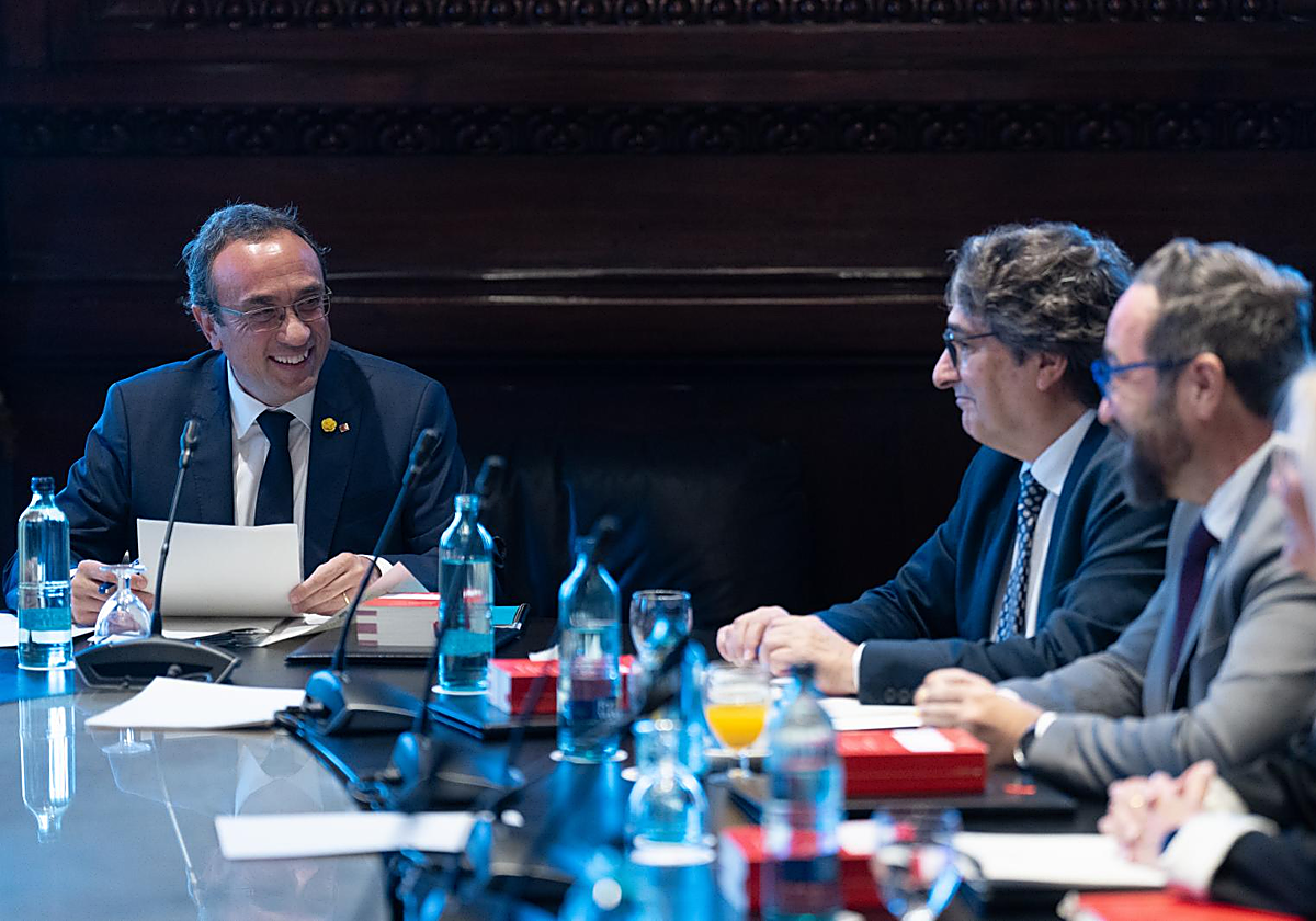 Josep Rull, presidente del Parlamento de Cataluña, junto a otros miembros de la Mesa