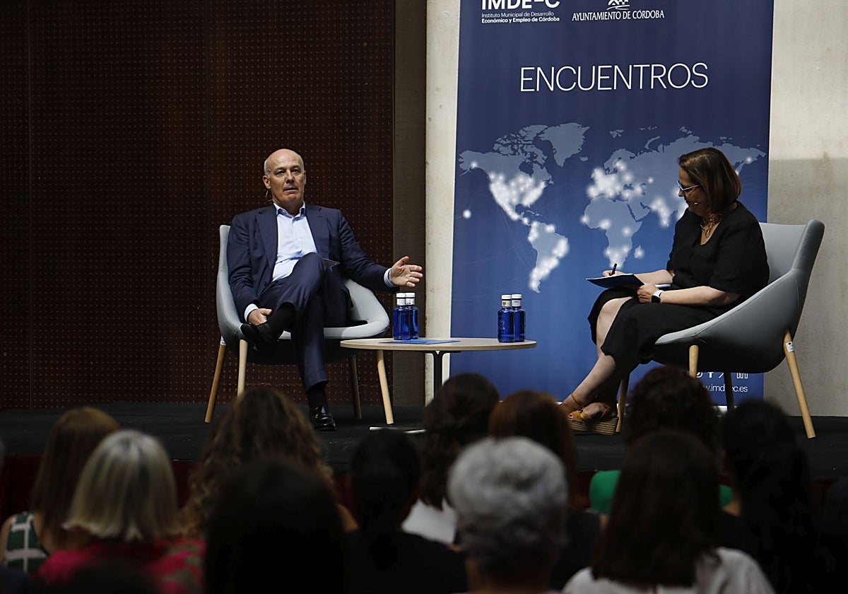 Narciso Michavila, con Blanca Torrent, en su conferencia en la Sala Orive