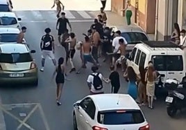 El vídeo de una pelea multitudinaria con palos en la calle provocada por cuatro menores en Alicante