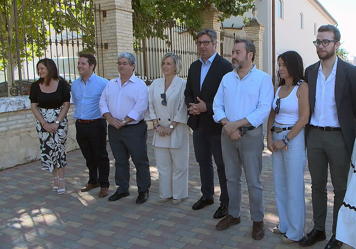 El alcalde pontano, en el centro con gafas