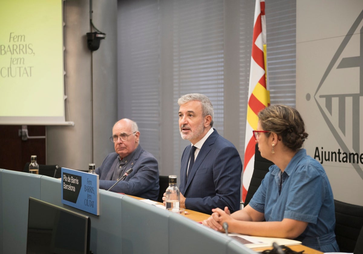 El alcalde de Barcelona Jaume Collboni junto al concejal de Educación, Mayores y el Pla de Barris, Lluís Rabell, y la gerente del Área Económica y Promoción Económica, Laia Claverol
