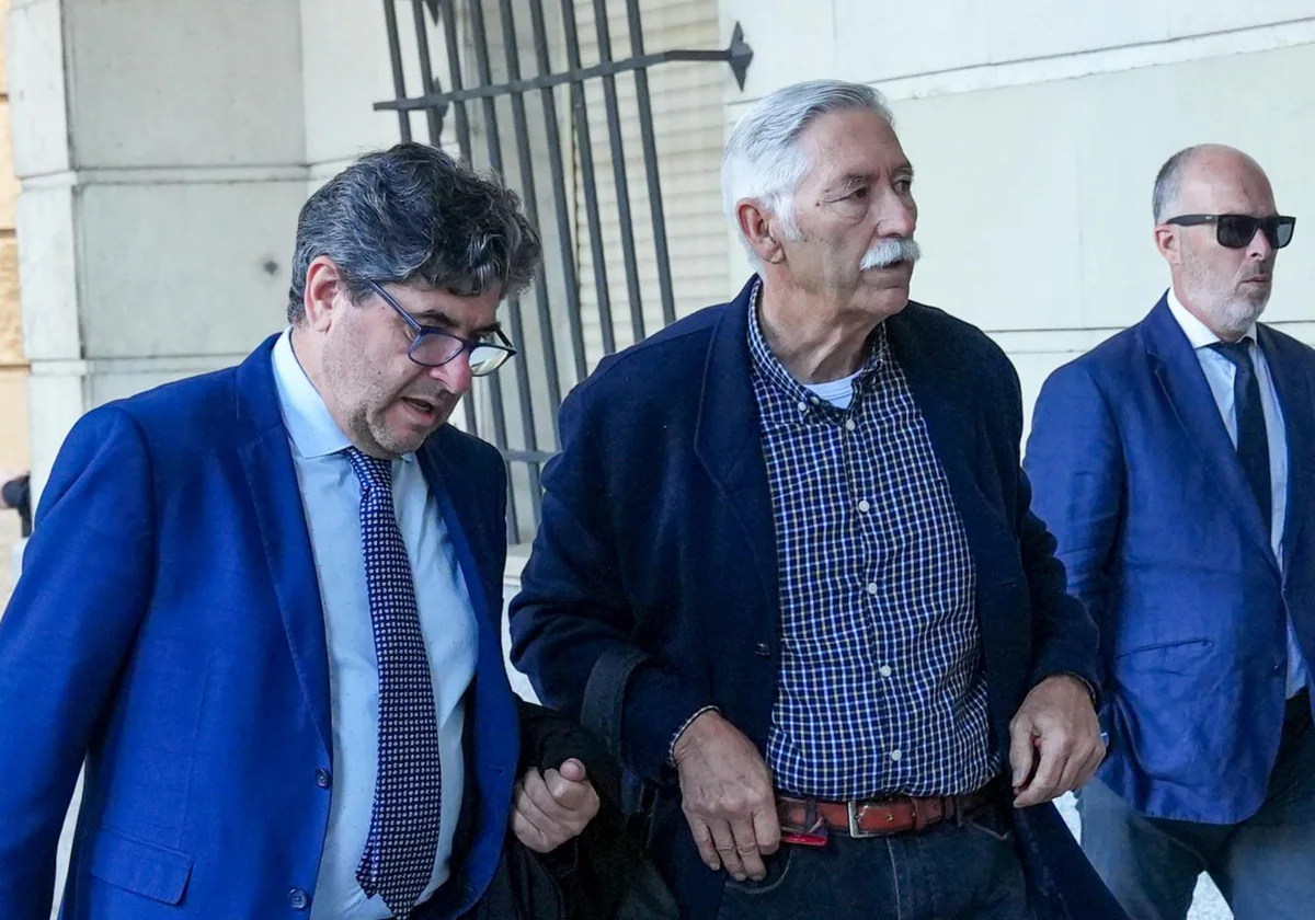 Emilio Amuedo, en el centro de la imagen, junto a su abogado, a su llegada a los juzgados