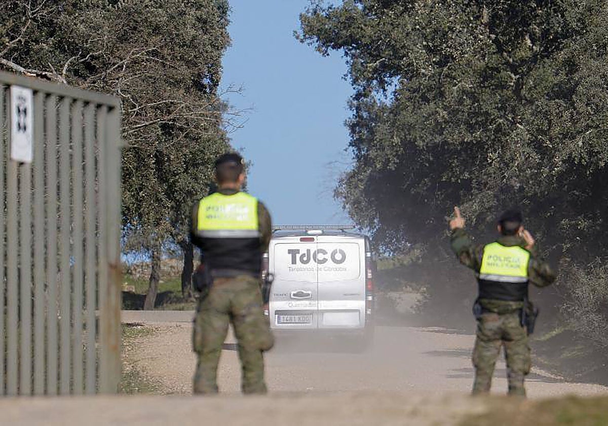 Dos militares a la entrada de la zona de maniobras de Cerro Muriano el pasado 21 de diciembre