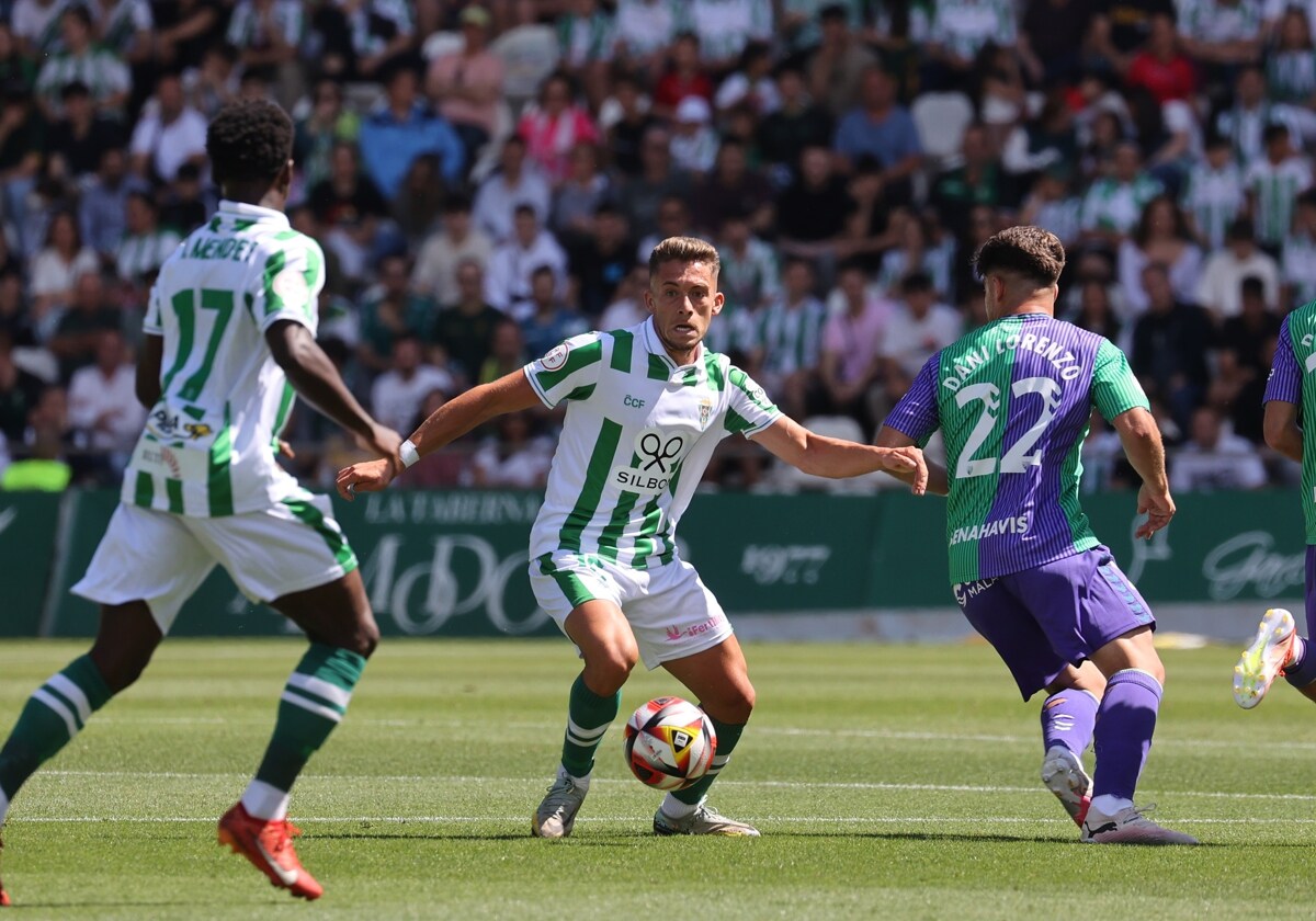 Isma Ruiz conduce el balón en el Córdoba-Málaga de esta temporada