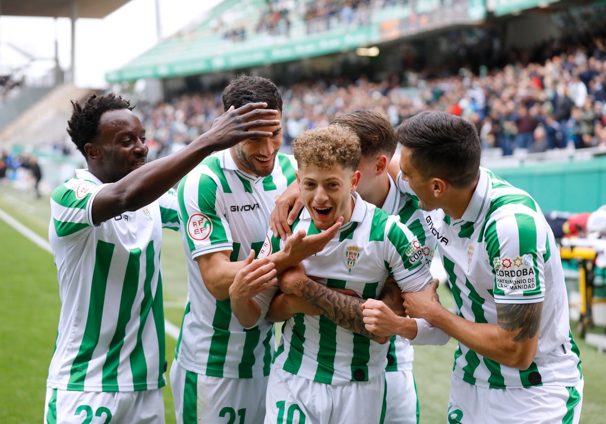 Los jugadores celebran un gol junto a Simo en El Arcángel