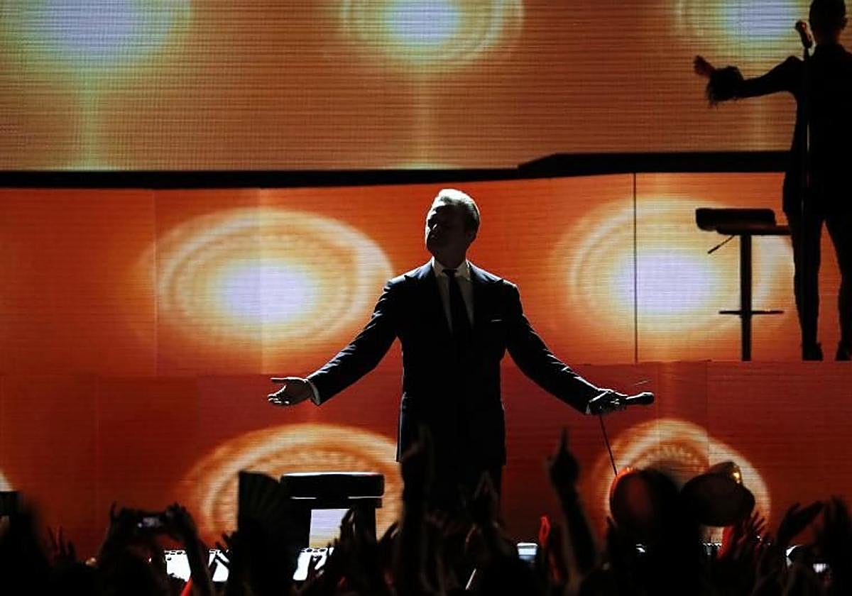 Luis Miguel sobre el escenario en una imagen de archivo