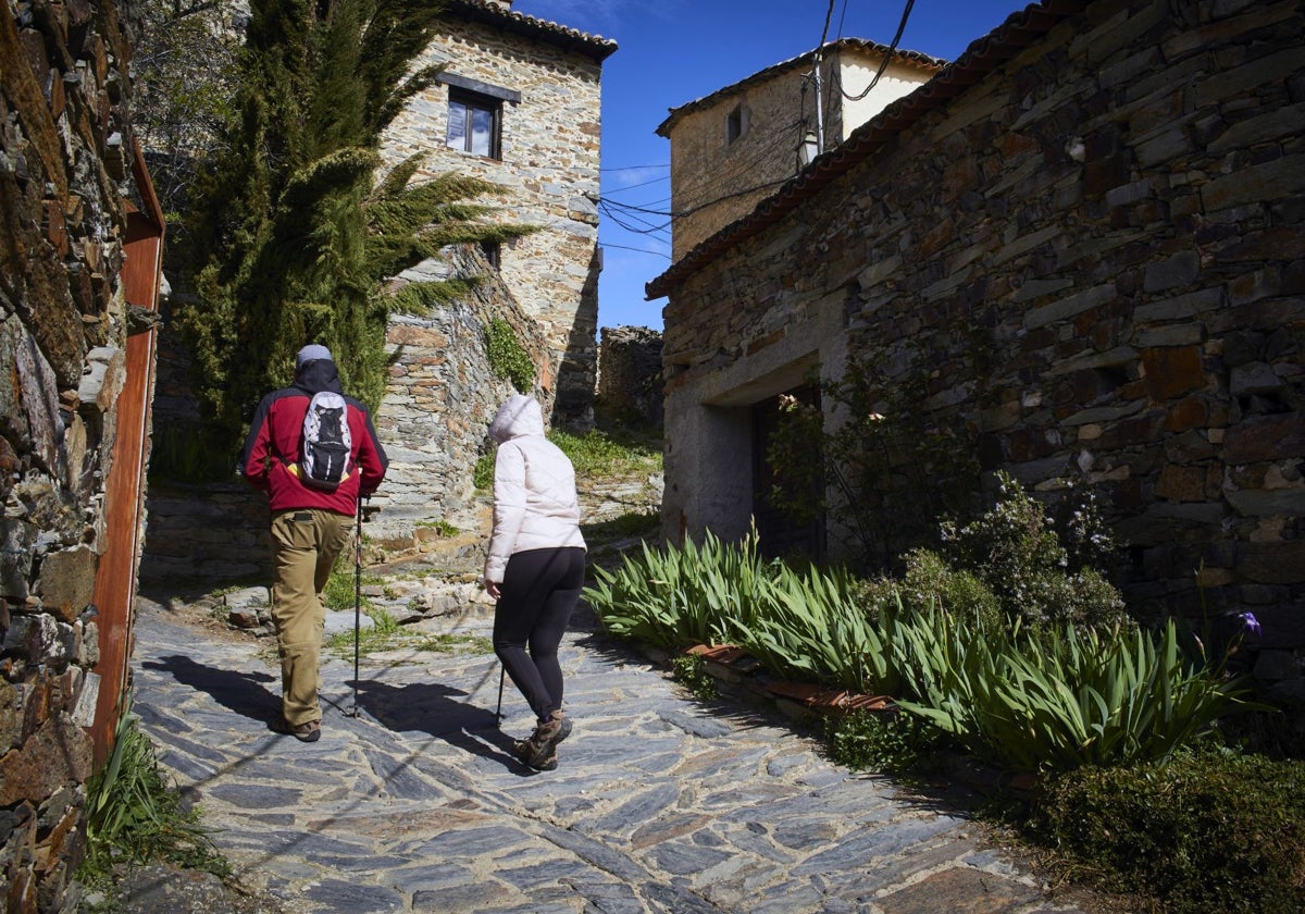 Dos turistas paseando por Patones