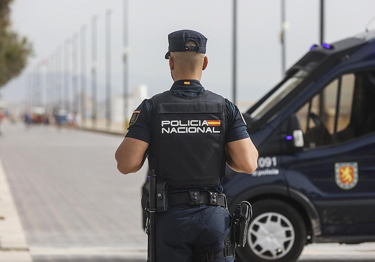 Imagen de un policía nacional en una playa de Valencia