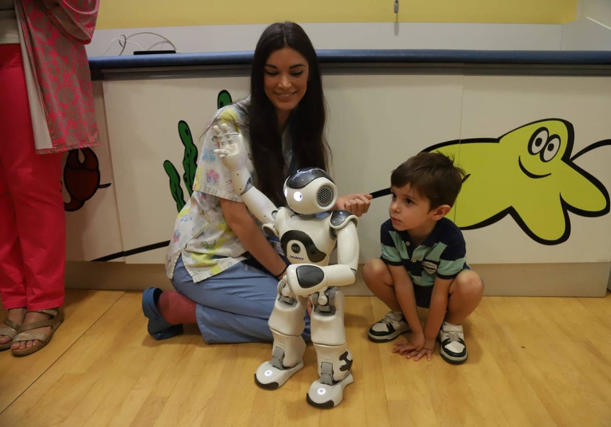 Nacho, de 4 años, junto a su terapeuta Clara y el robo 'Juande' durante una sesión de terapia