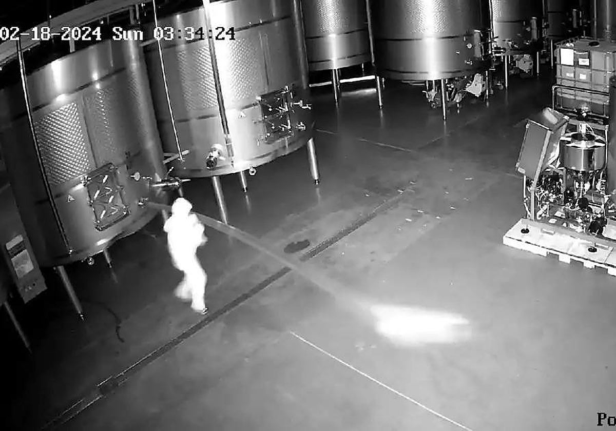 Momento en el que las cámaras captaron a una persona abriendo un grifo del depósito