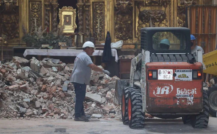 Imagen principal - Obreros trabajando en la labor de desescombro en la iglesia de la Vera Cruz de Valladolid