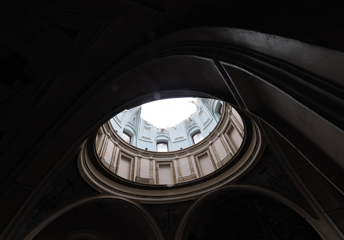 Estado en el que ha quedado la cúpula de la iglesia de la Vera Cruz tras su hundimiento