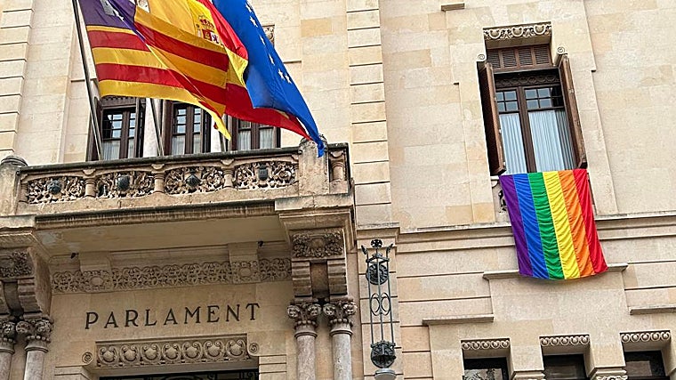 La bandera en el Parlamento balear