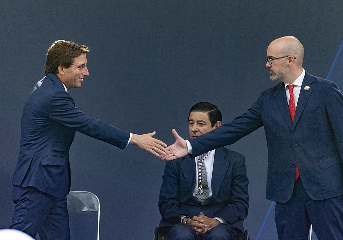 Saludo entre el alcalde madrileño, José Luis Martínez-Almeida, y el delegado del Gobierno, Francisco Martín, en el acto institucional de homenaje a la Policía Municipal
