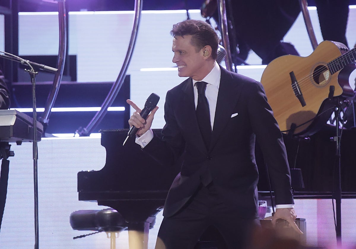 Luis Miguel en un momento de su arranque de concierto en Córdoba
