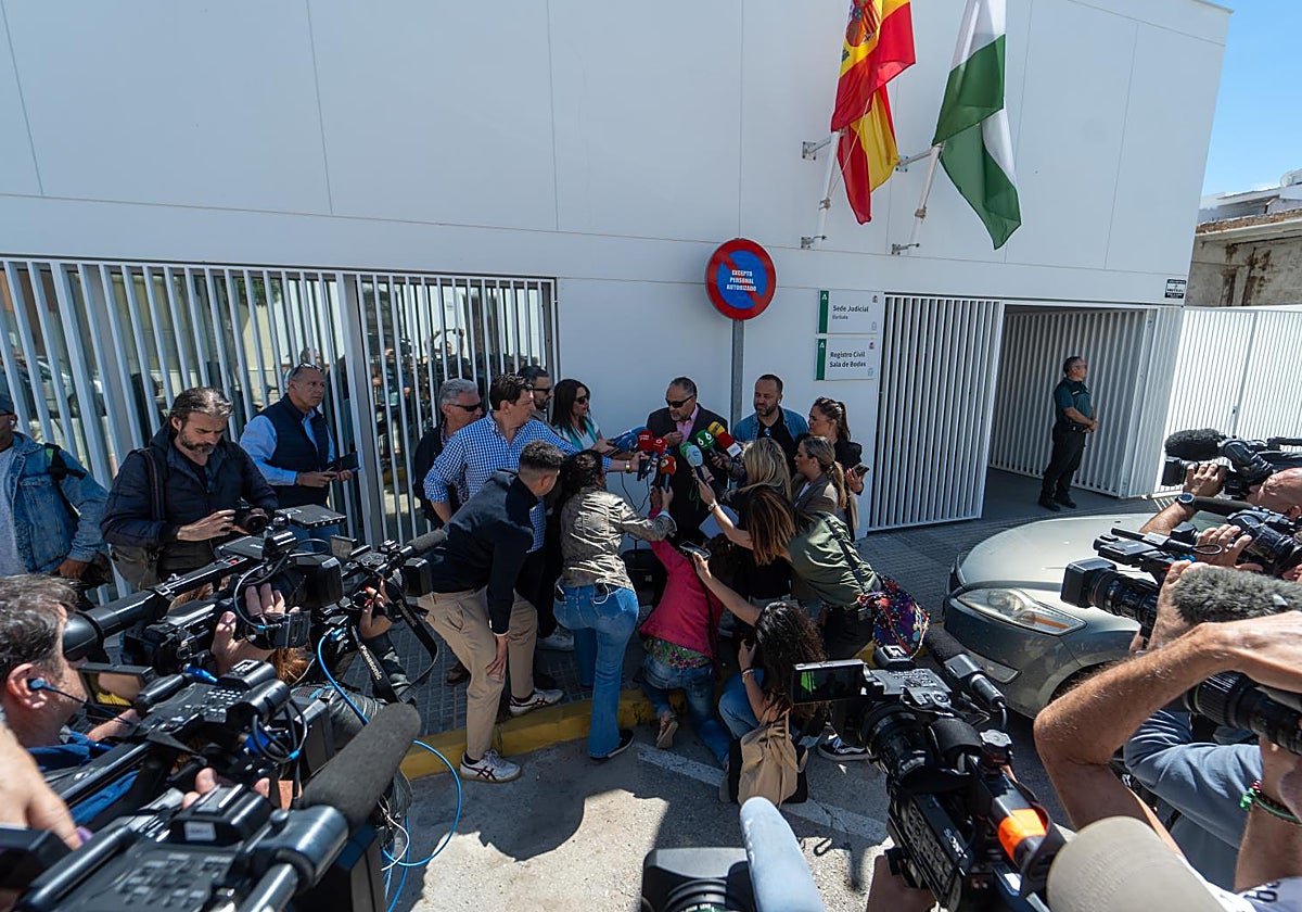 Atención a medios comunicación por parte de los abogados de ambas partes en la puerta de los juzgados de Barbate en mayo