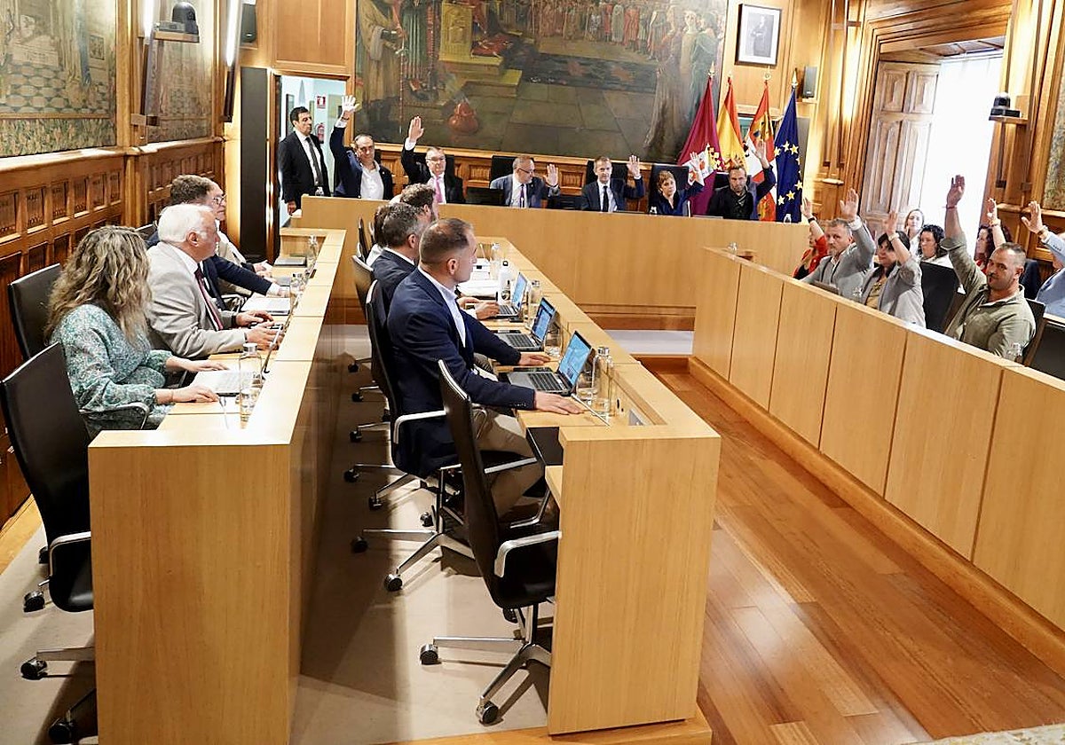 El pleno ordinario de la Diputación de León en el que se aprobó la moción pro autonomía, a instancias de la Unión del Pueblo Leonés