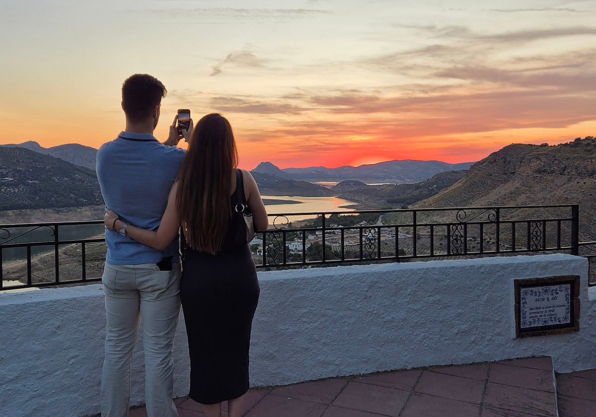 Imágenes del atardecer en Iznájar