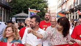 Tudanca reta a Pollán: «Vamos a colgar la bandera arcoíris todos los años»