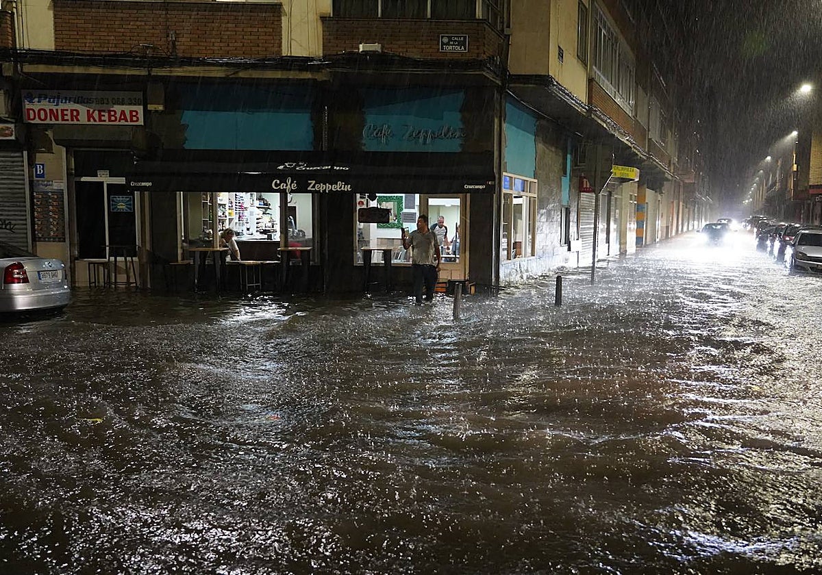 . La fuerte tromba de agua anega la calle Tórtola del barrio de Pajarillos de Valladolid
