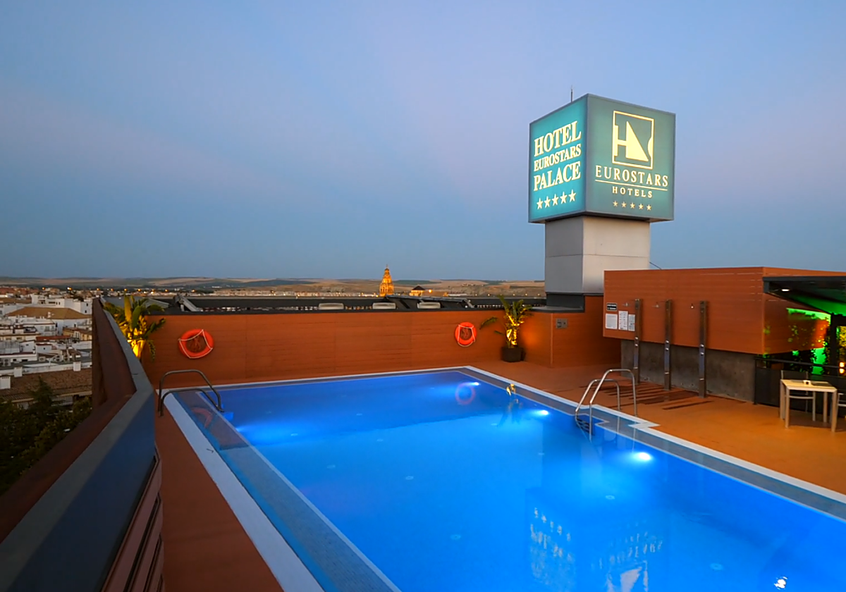 Imágenes de la piscina exterior del Hotel Eurostar Palace