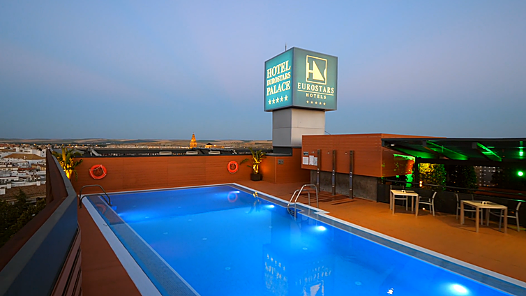 Diez hoteles con piscina en Córdoba a las que puedes ir con pase de día