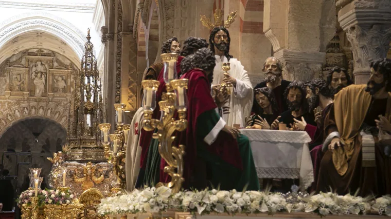 San Pedro, de pie a la derecha, en el misterio del Señor de la Sagrada Cena