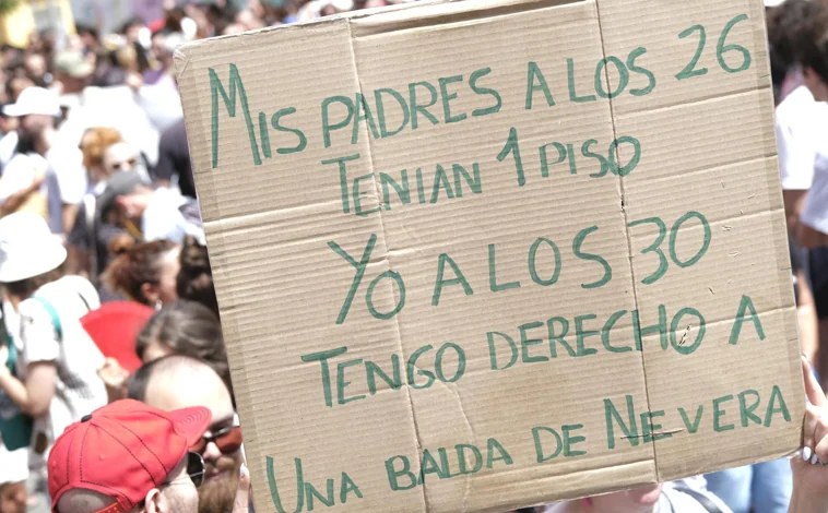 Imagen principal - Una de las pancartas portadas durante la marcha; un grupo de música en la Tribuna de los Pobres; y manifestantes con carteles de «se vende» en señal de protesta