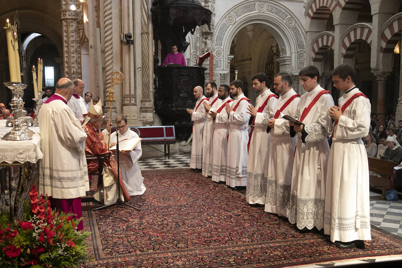Fotos: la ordenación de ocho nuevos sacerdotes en Córdoba