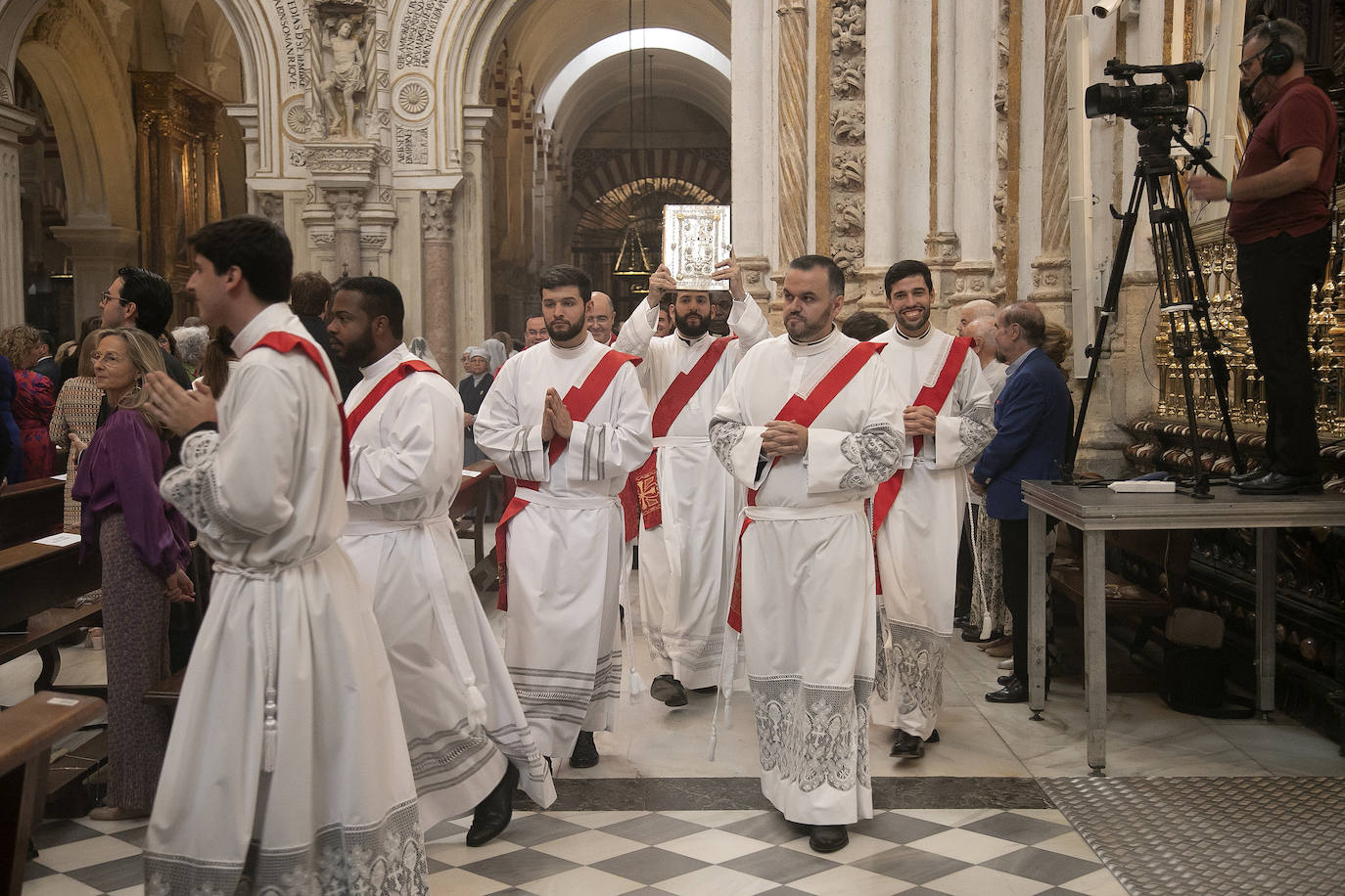 Fotos: la ordenación de ocho nuevos sacerdotes en Córdoba