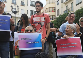 Gritos en Cádiz contra el exceso turístico